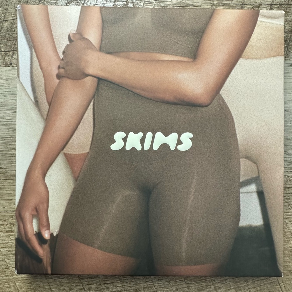 New in box SKIMS SCULPTING SHORT